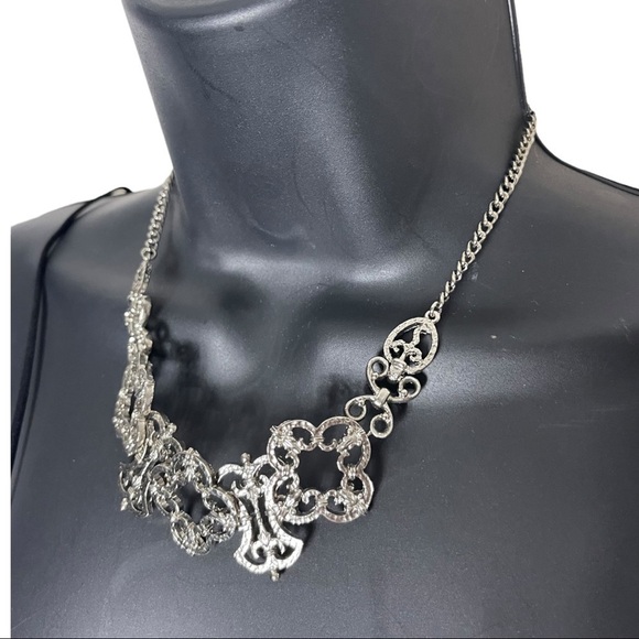 π π
Ί2028 Silvertone Ornate 16β Necklace - Picture 2 of 3